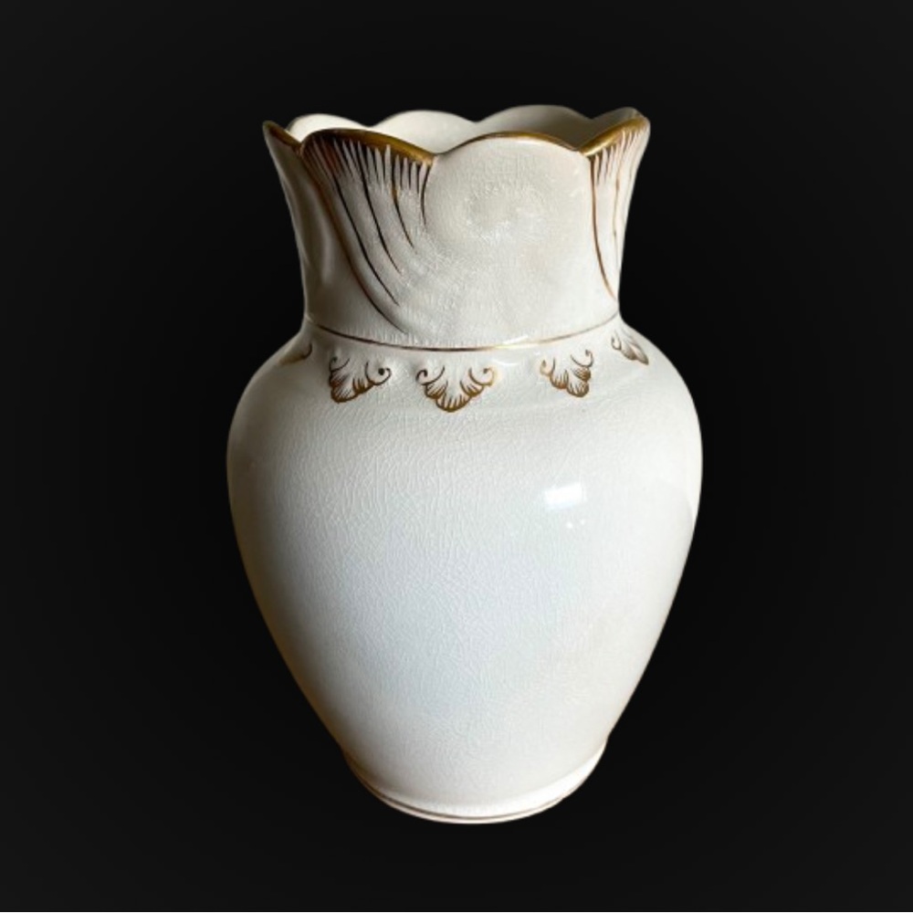 Elegant vintage white & gold pottery vase w/ shell design